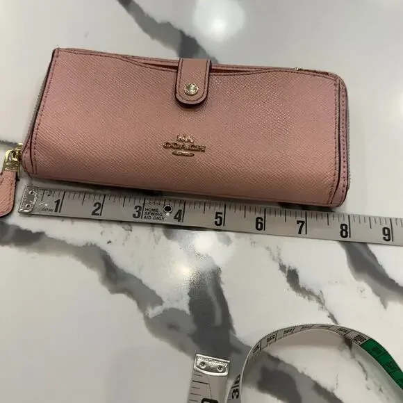 Coach Colorblock
Multifunctional Wallet
F25967 Blush/Terracotta - Picture 11 of 15